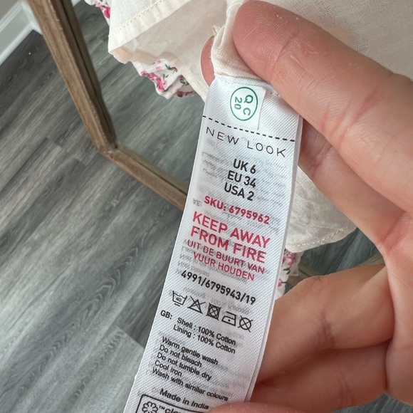 New Look tie back shirred smock dress in
white floral size 2 worn once - Picture 13 of 13